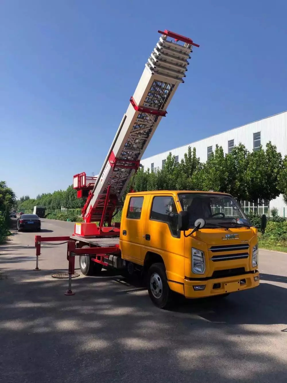 南京附近的云梯车出租服务：轻松解决高空作业需求