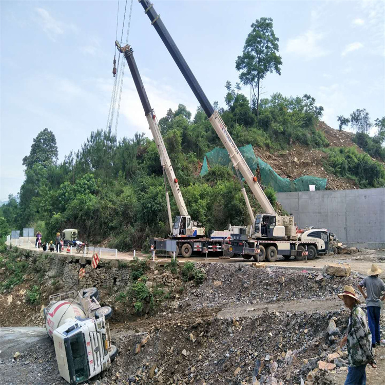 南京汽车掉沟里叫吊车救援要多少钱